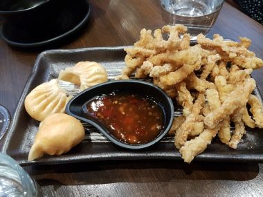 Deep fried squid, sweet chilli sauce/Crispy prawn dumpling